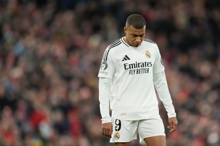 谁能想到？姆巴佩1.8亿身价免签投皇马四大皆空 巴黎夺欧冠+血洗